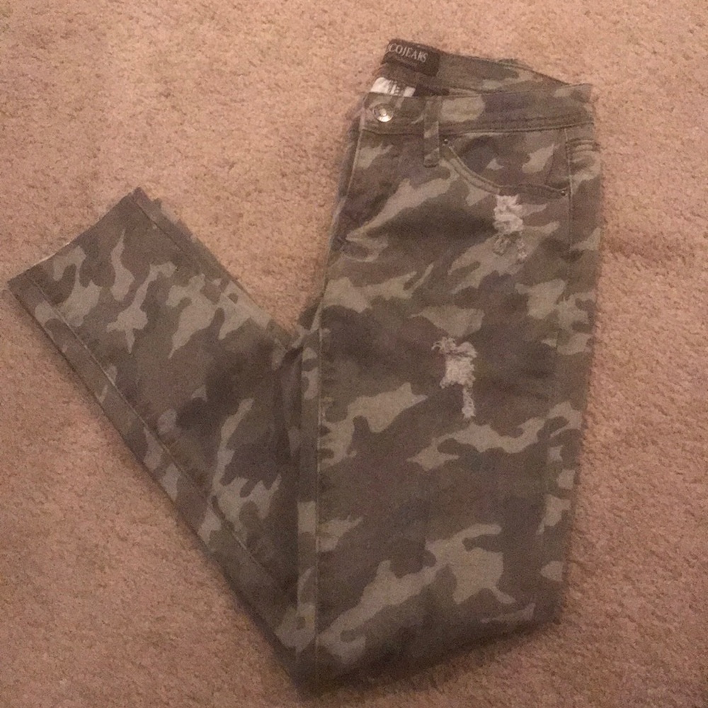 Cute Camo Skinny Jean ripped hem distressed NWT